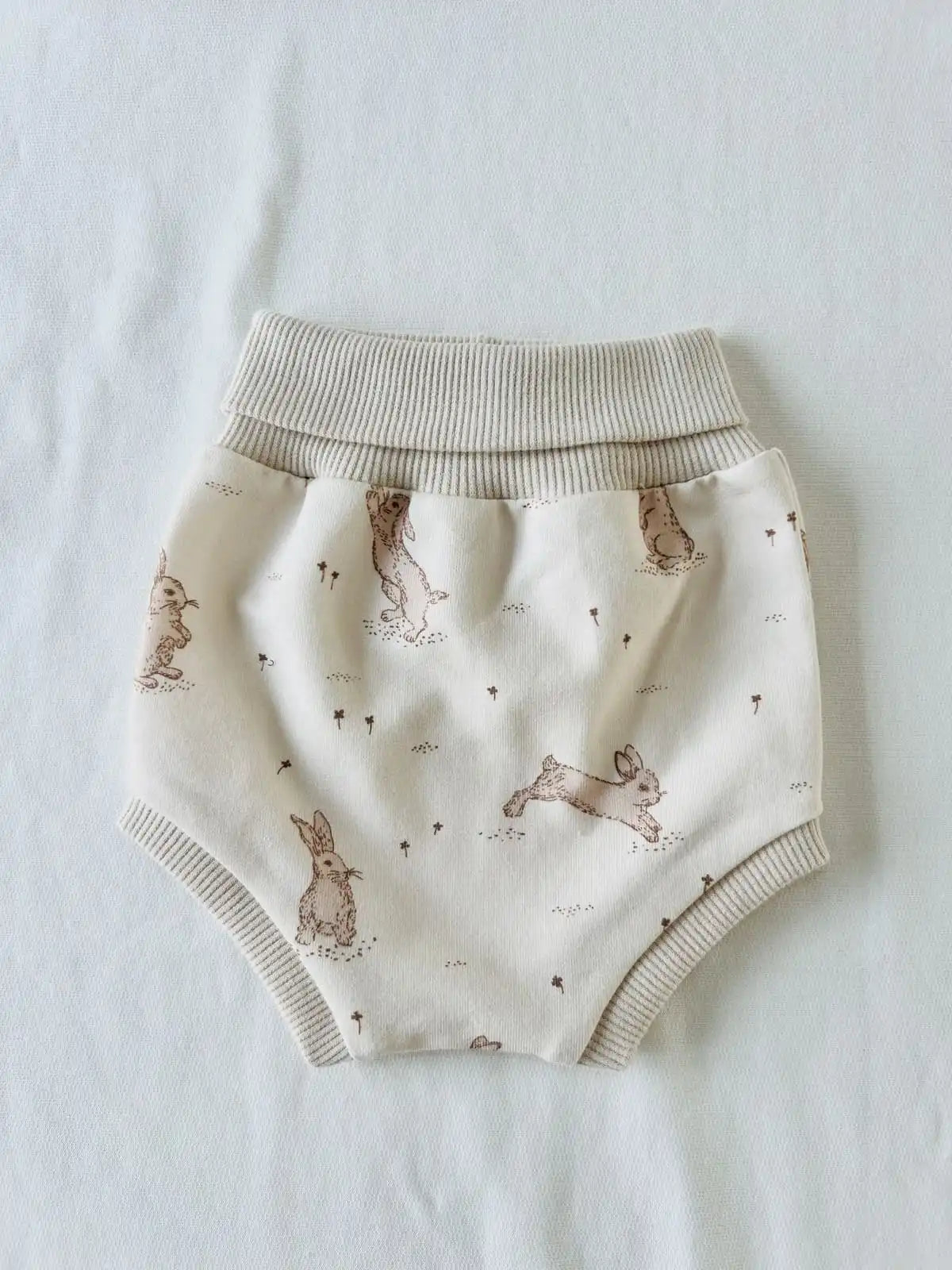 Dos de la brassière et du short cache-couche en coton épais imprimé lapins.