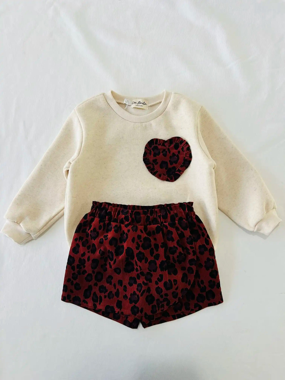 Ensemble bébé fille écru et léopard : sweat cœur velours léopard bordeaux et jupe-culotte assortie en velours côtelé, vue de face