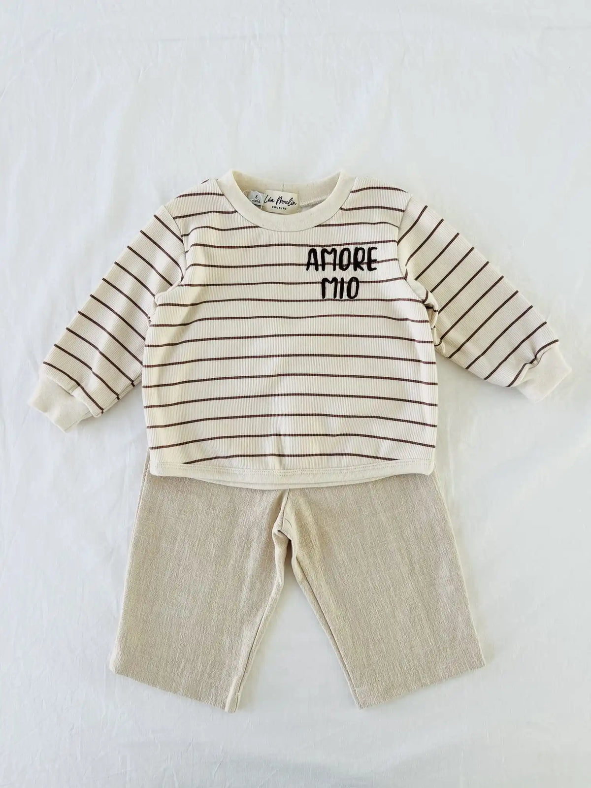 Sweat bébé rayé beige écru brodé Amore Mio porté avec un pantalon beige assorti - tenue bébé Léa Moulin Couture