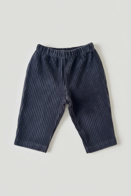Détail du tissu velours côtelé marine et de la taille élastique du pantalon bébé