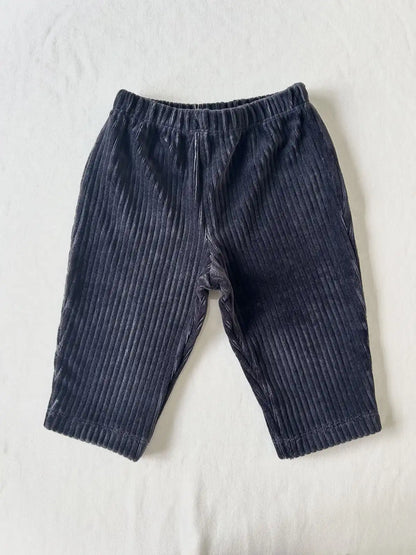 Détail du tissu velours côtelé marine et de la taille élastique du pantalon bébé