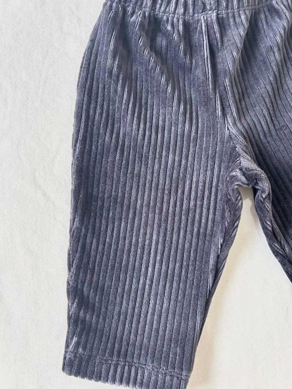 Pantalon bébé large en velours côtelé marine, vue de face