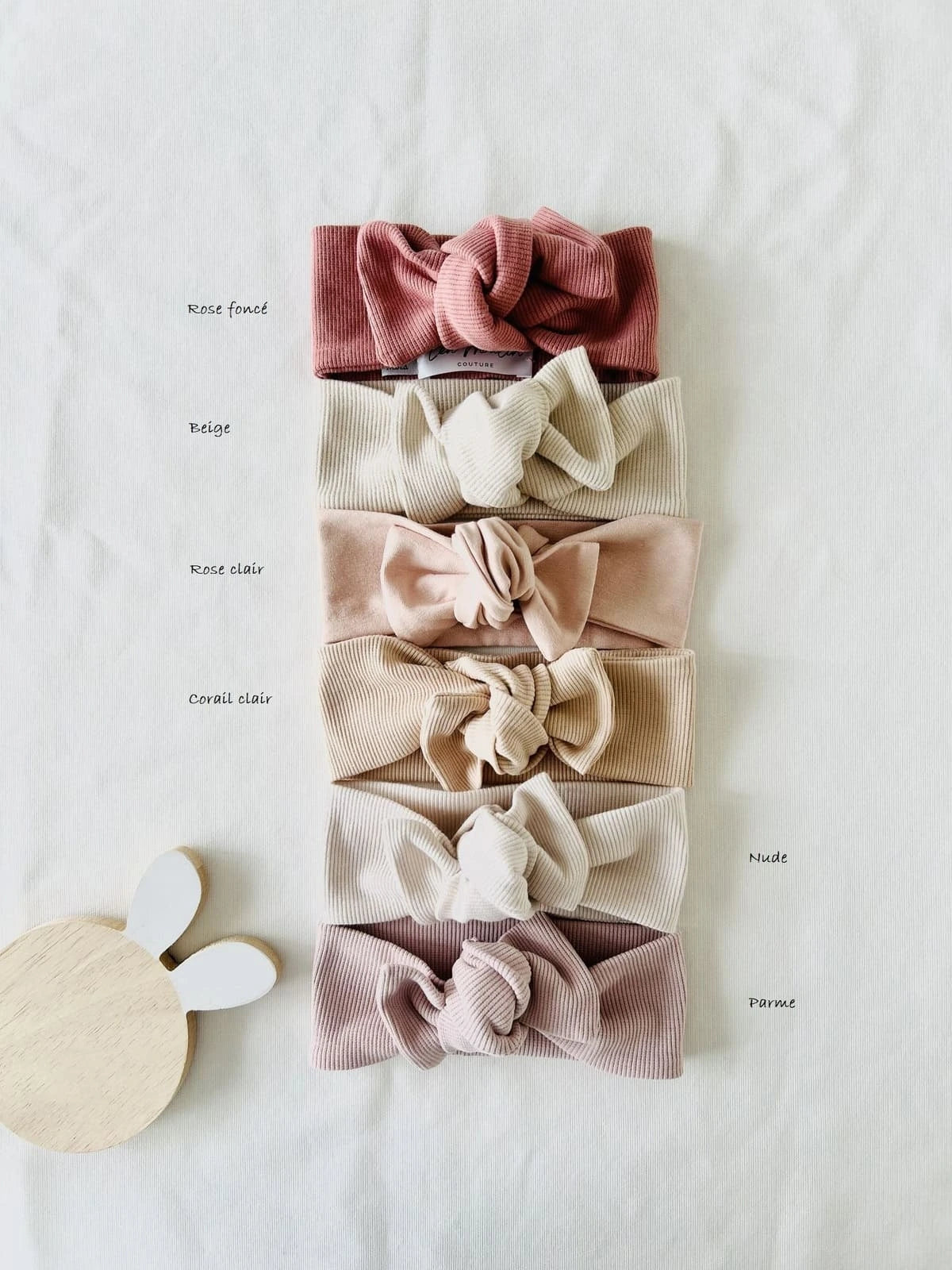 Détail du nœud à nouer pour adapter la taille au périmètre crânien.