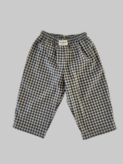Pantalon large à carreaux vichy bleu marine et écru, taille élastiquée avec étiquette Léa Moulin Couture, vue de face