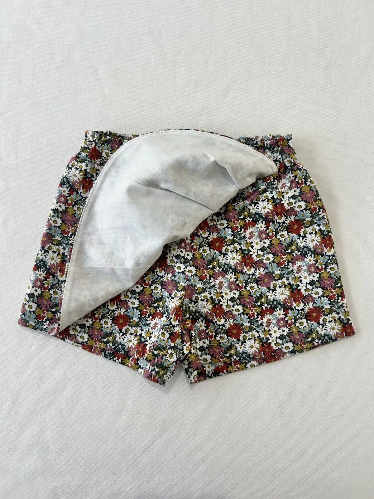 Doublure en coton blanc de la jupe-culotte bébé Liberty fleuri, détail intérieur