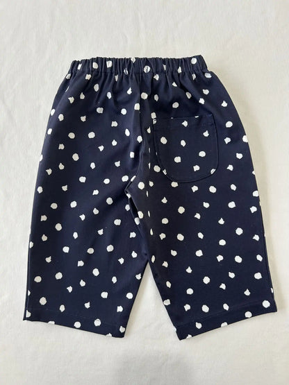 Pantalon large bleu marine à pois blancs, vue de dos avec poche plaquée