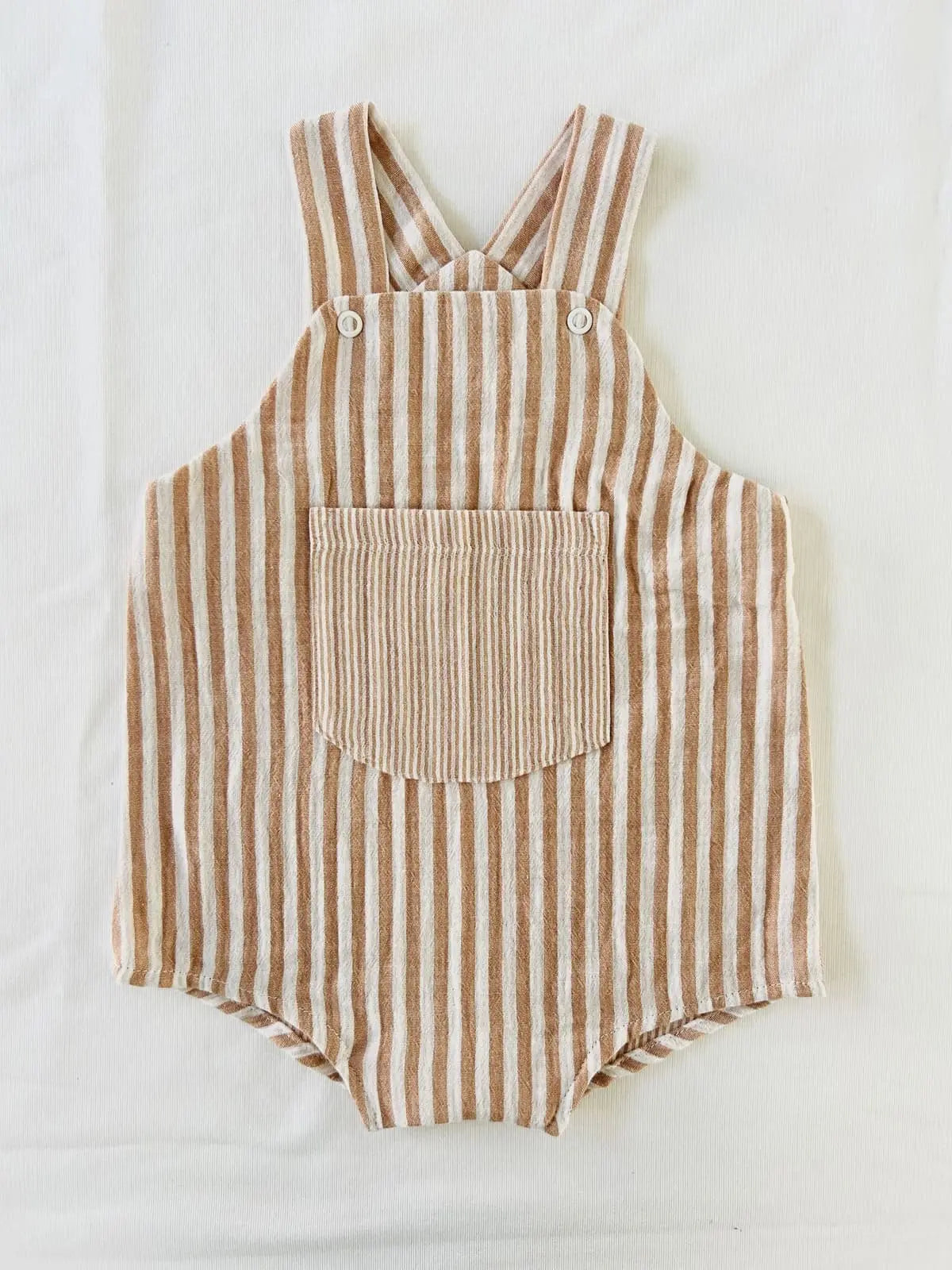 Barboteuse bébé été en gaze de coton rayée camel - Modèle Émile.
