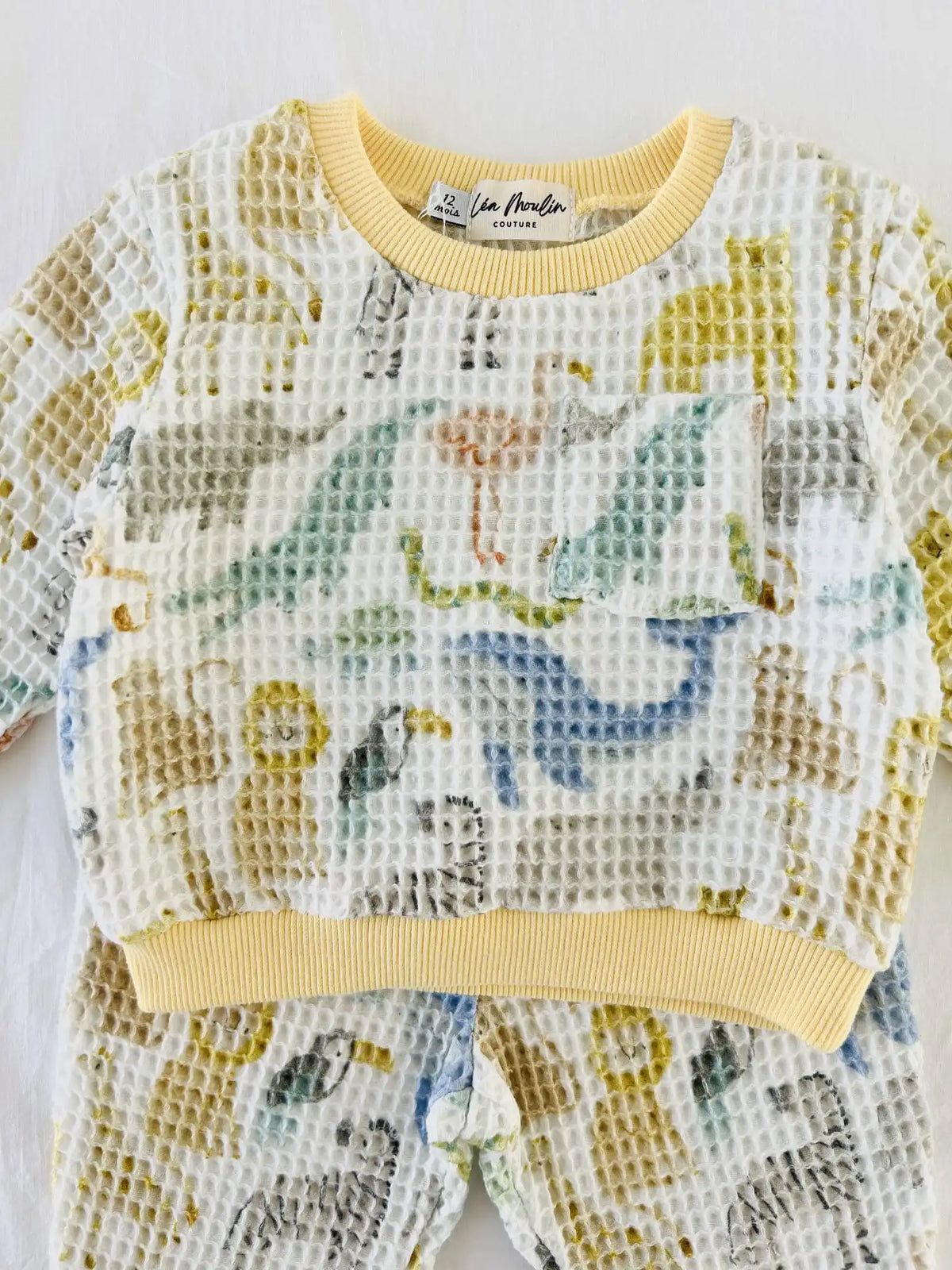 Sweat en coton gaufré à col rond jaune pâle, poche poitrine et motif d'animaux de la savane, vue de près