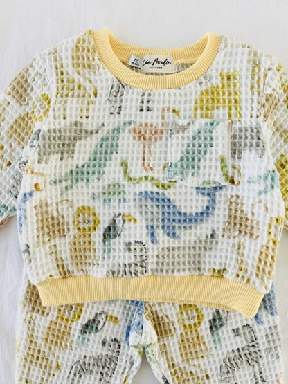 Sweat en coton gaufré à col rond jaune pâle, poche poitrine et motif d'animaux de la savane, vue de près
