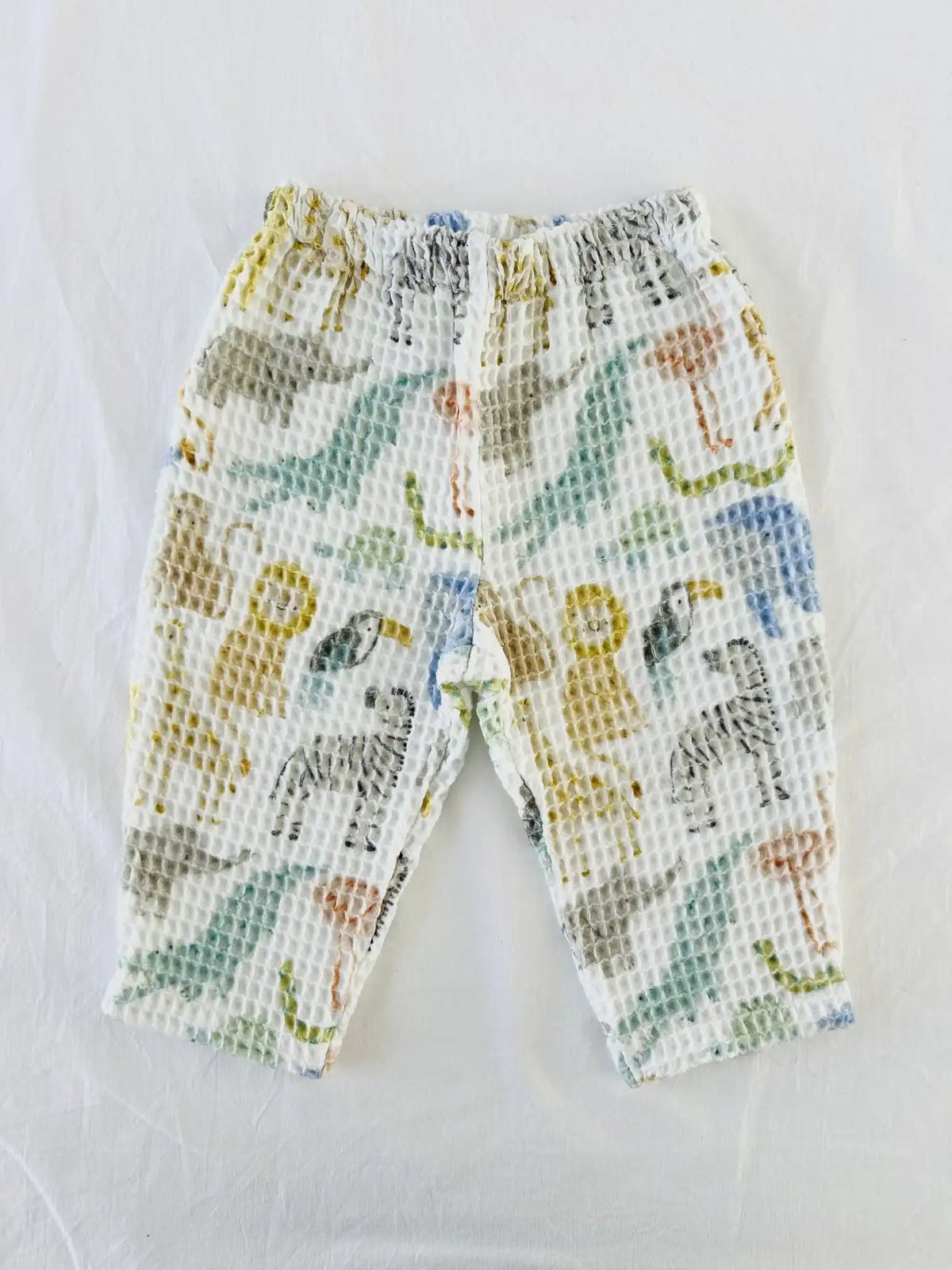 Pantalon bébé à taille élastiquée en coton gaufré blanc imprimé d'animaux de la savane, vue de face