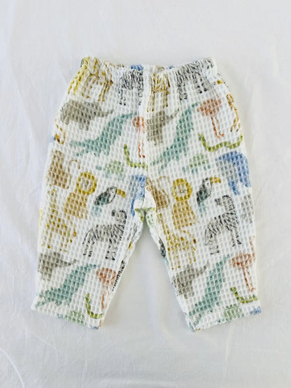 Pantalon bébé à taille élastiquée en coton gaufré blanc imprimé d'animaux de la savane, vue de face