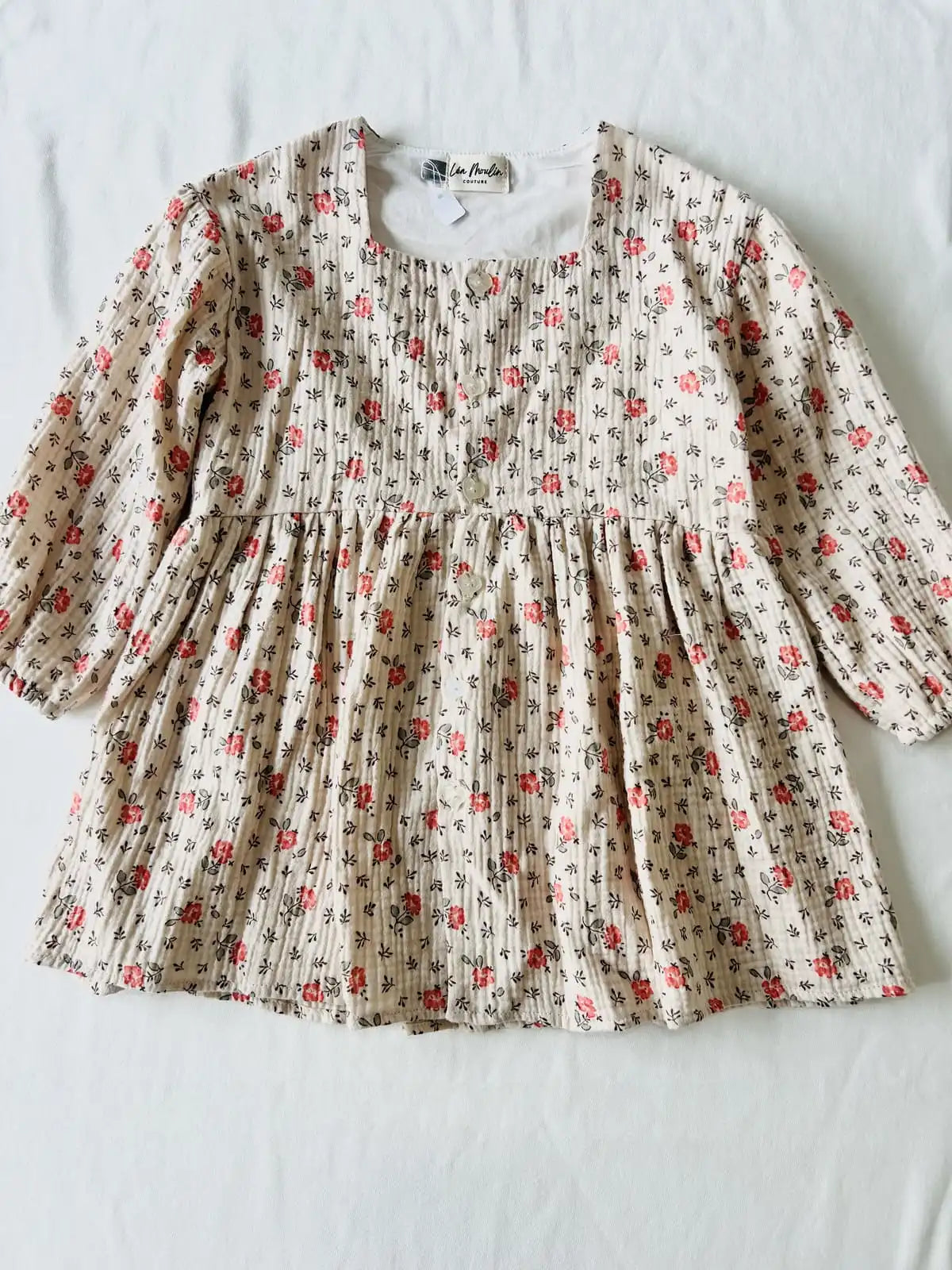 Robe bébé fille fleurie en gaze de coton, vue de face avec encolure carrée et boutons cœur