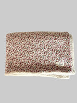 Couverture bébé en double gaze à petites fleurs roses et sherpa écru, pliée, vue de face