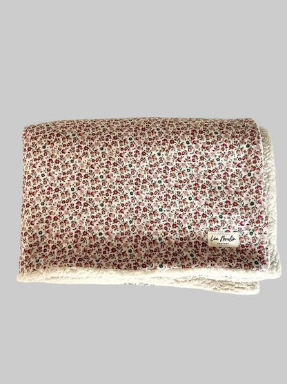 Couverture bébé en double gaze à petites fleurs roses et sherpa écru, pliée, vue de face