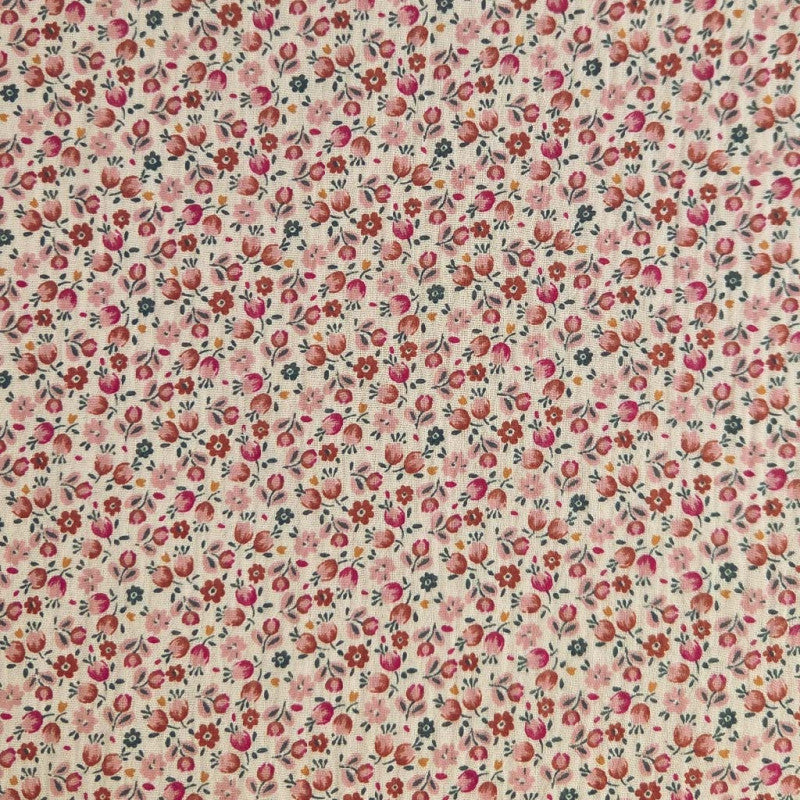 Gros plan sur le tissu en double gaze de coton à petites fleurs roses, marron et vertes sur fond écru