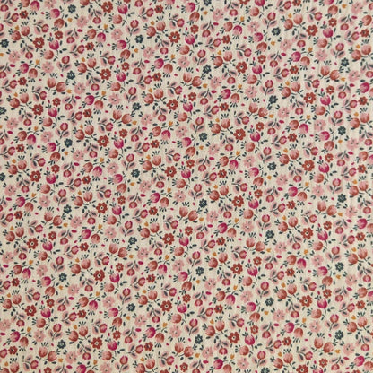 Gros plan sur le tissu en double gaze de coton à petites fleurs roses, marron et vertes sur fond écru
