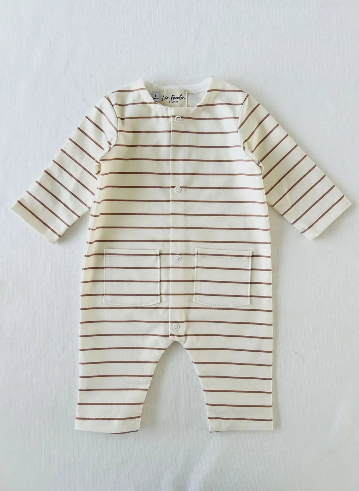 Combinaison avec ouverture pressionnée à l'entrejambe pour le change facile.