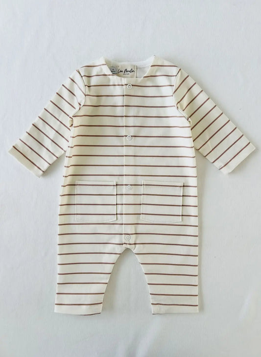 Combinaison avec ouverture pressionnée à l'entrejambe pour le change facile.