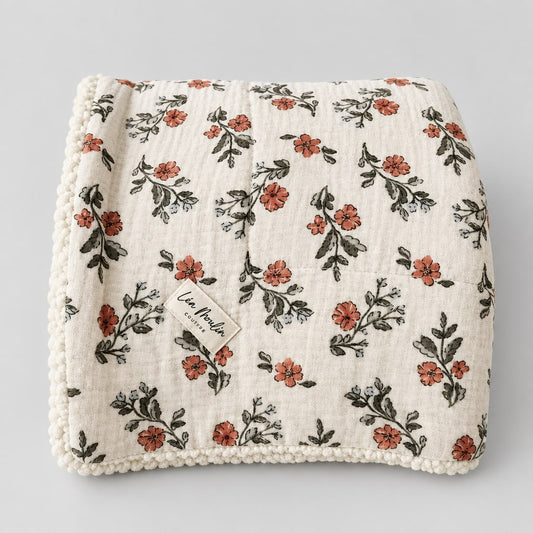 Couverture bébé en double gaze de coton à fleurs vintage modèle Suzanne avec étiquette Léa Moulin.