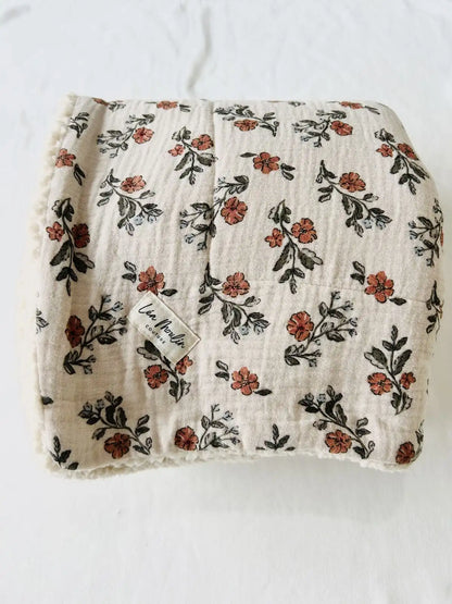 Couverture bébé en double gaze de coton à fleurs vintage modèle Suzanne avec étiquette Léa Moulin.