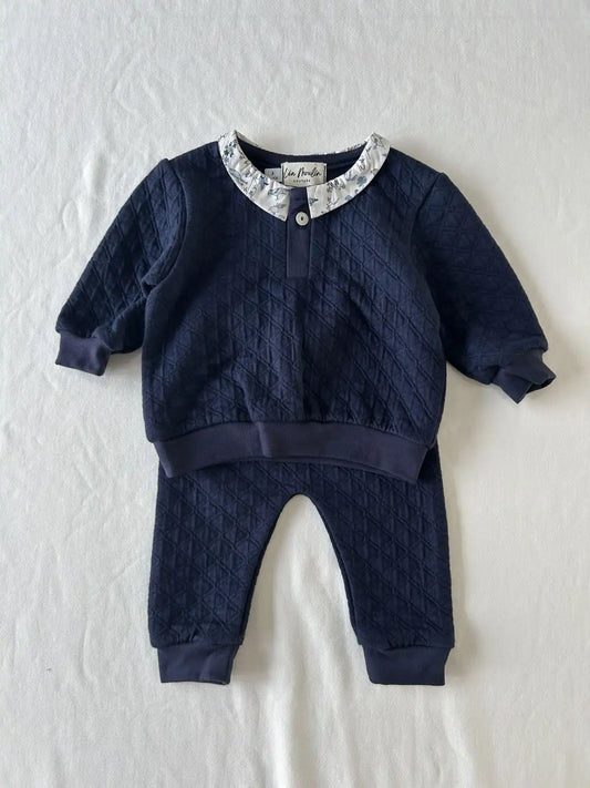Ensemble deux pièces bébé mixte en coton matelassé bleu marine avec col Liberty.