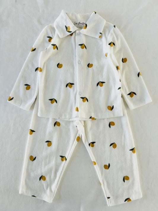 Ensemble bébé modèle Elio en tissu éponge blanc motifs citrons.