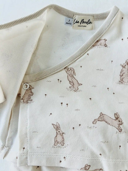 Gros plan sur le jersey de coton et l'imprimé aux pigments naturels lapins.