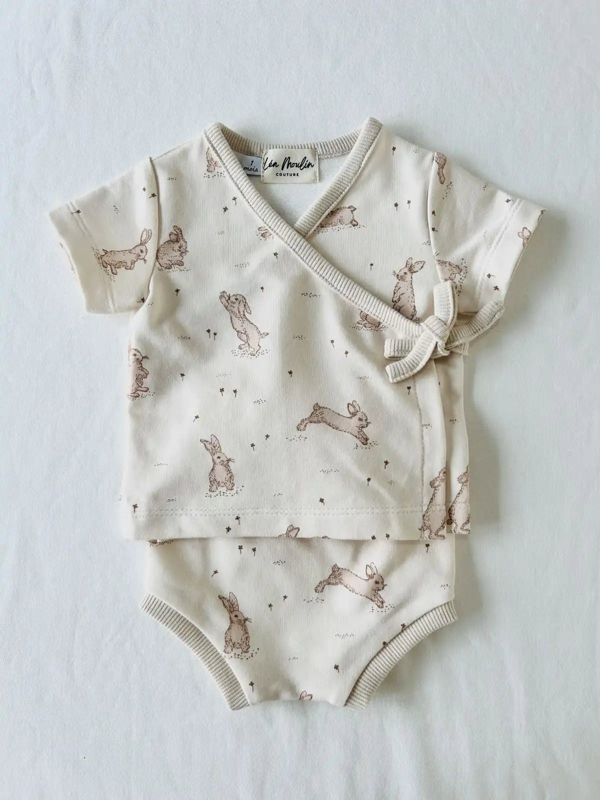Ensemble de naissance deux pièces en jersey écru avec motifs lapins, vue de face.