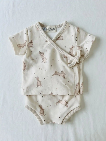 Ensemble de naissance deux pièces en jersey écru avec motifs lapins, vue de face.