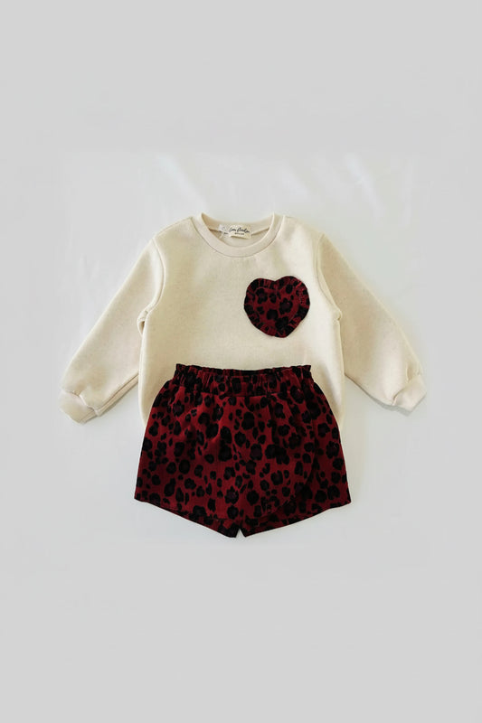 Ensemble bébé fille écru et léopard : sweat cœur velours léopard bordeaux et jupe-culotte assortie en velours côtelé, vue de face