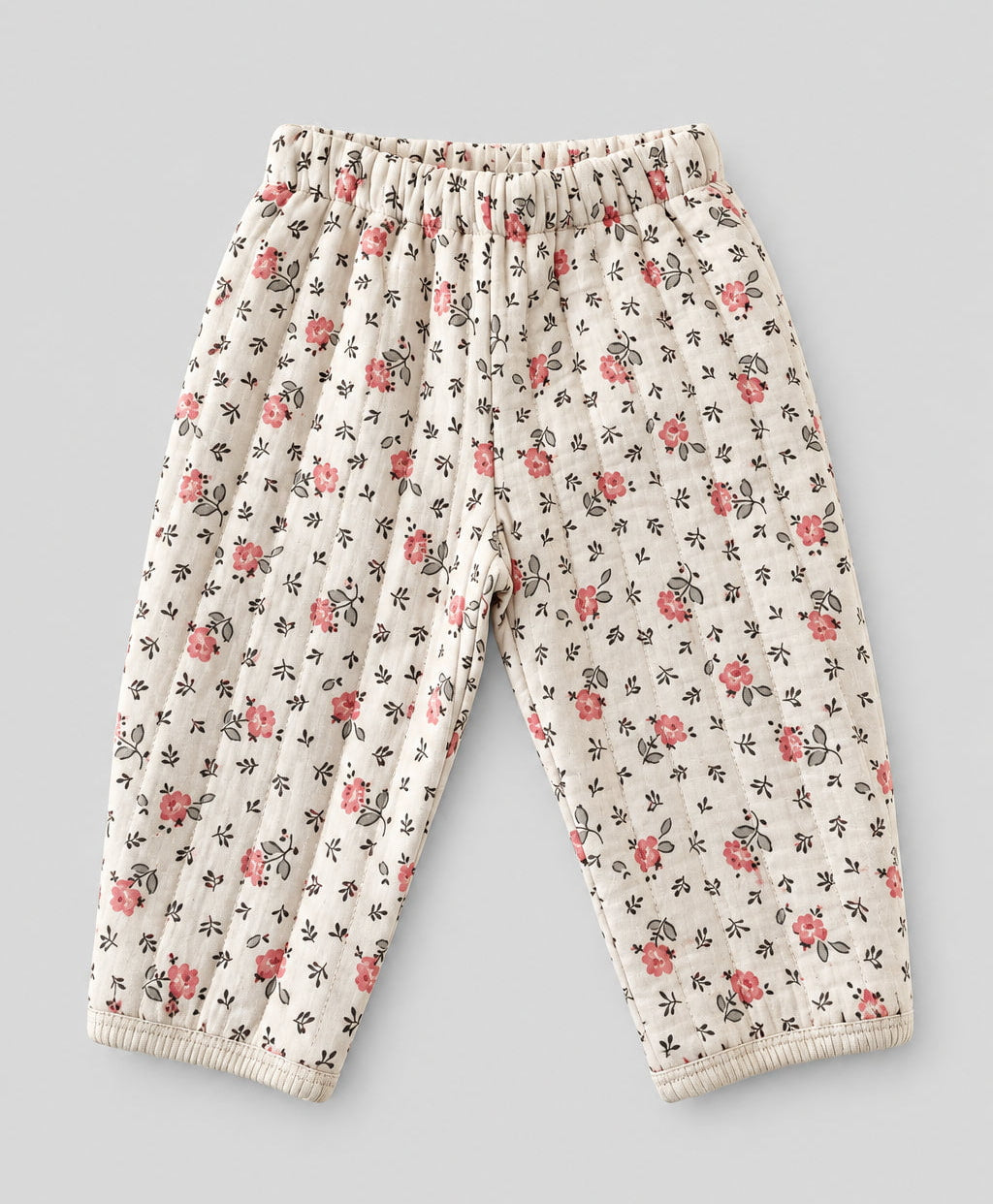 Pantalon bébé fille Garance en coton matelassé fleuri rose, vue de face, taille élastiquée écrue