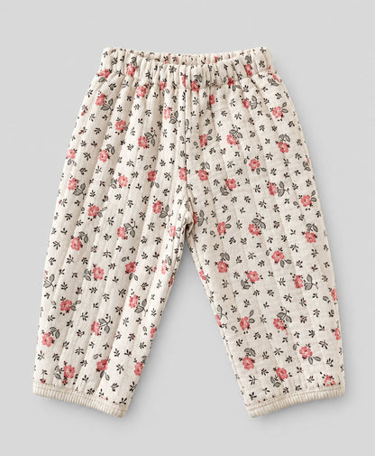 Pantalon bébé fille Garance en coton matelassé fleuri rose, vue de face, taille élastiquée écrue