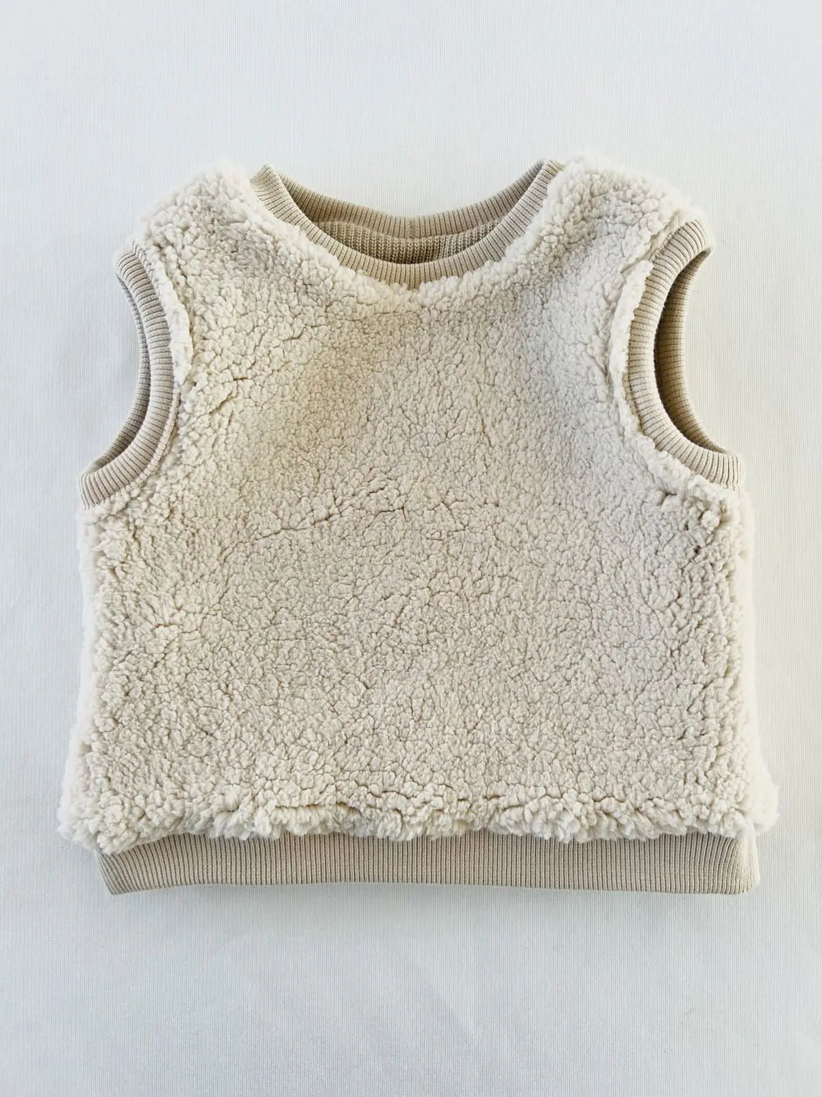 Zoom sur la texture sherpa du gilet bébé Marceau fait main en Occitanie
