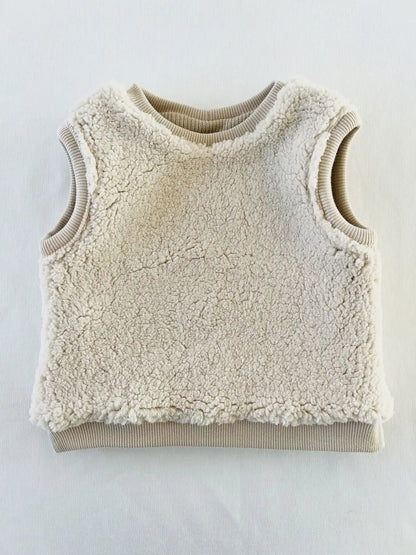 Zoom sur la texture sherpa du gilet bébé Marceau fait main en Occitanie