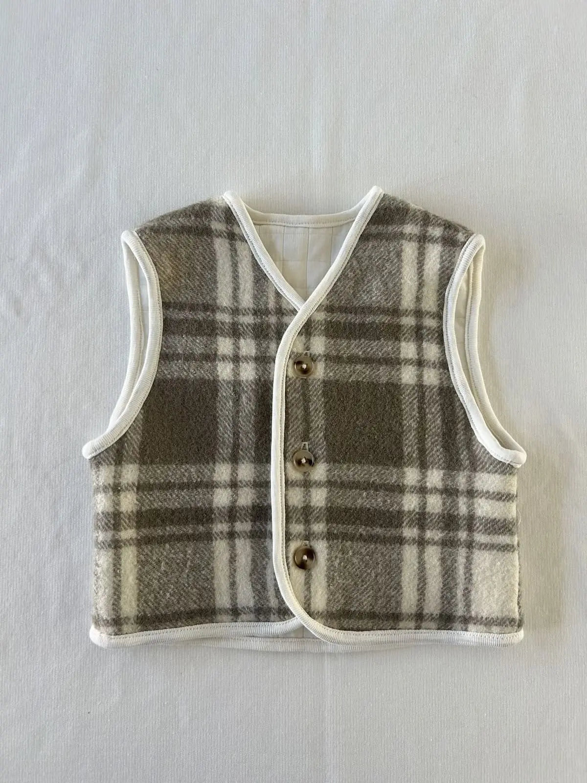 Gilet de berger bébé en laine à carreaux - Fait main en France modèle Louis.