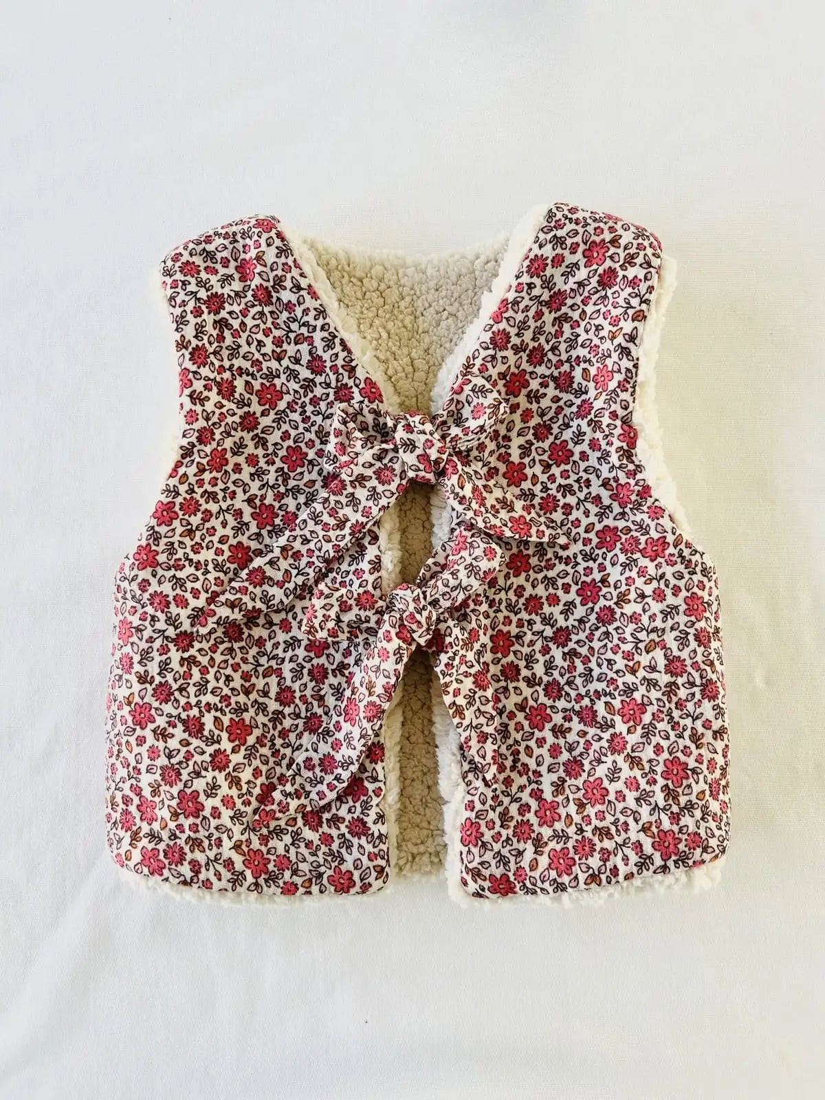 Gilet de berger réversible bébé fille en sherpa et gaze fleurie - Fait main en France modèle Julia.