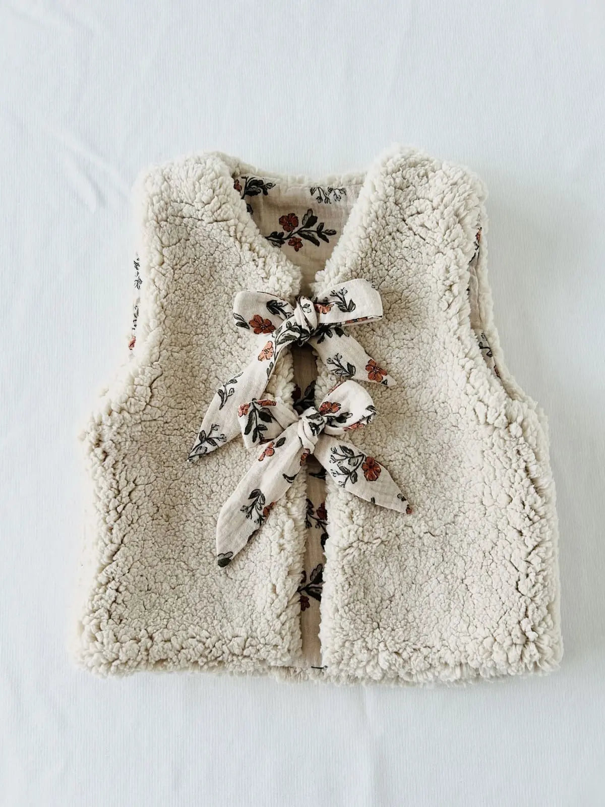 Gilet de berger bébé réversible modèle Faustine côté sherpa écru création française.