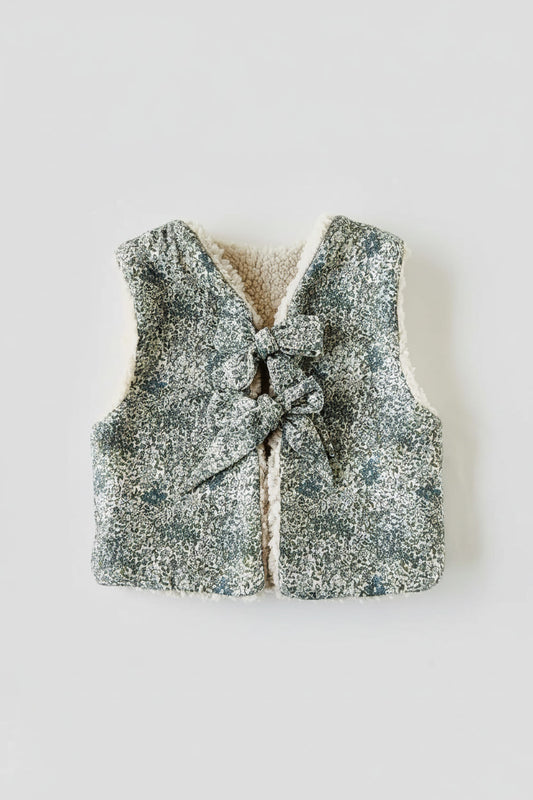 Gilet bébé fille réversible en sherpa et gaze de coton fleurie sauge, vu de face avec fermeture à nœuds