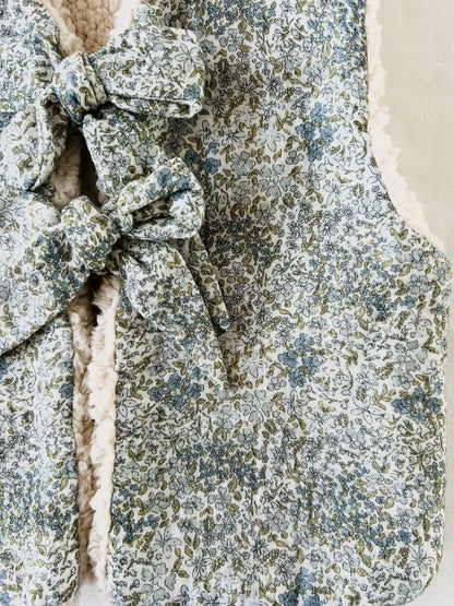 Détail d'un nœud en gaze de coton fleurie sauge, vert de gris et bleu gris