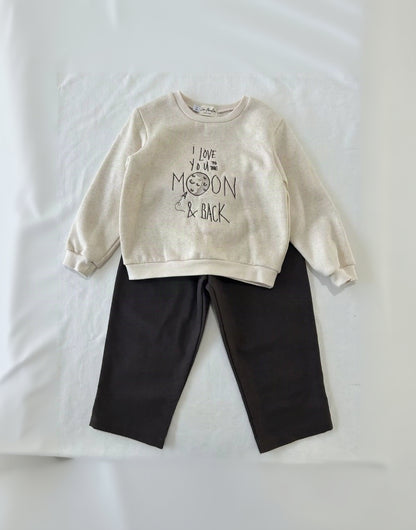 Sweat bébé en coton et lin chiné naturel porté avec un pantalon (mise en scène, non inclus)