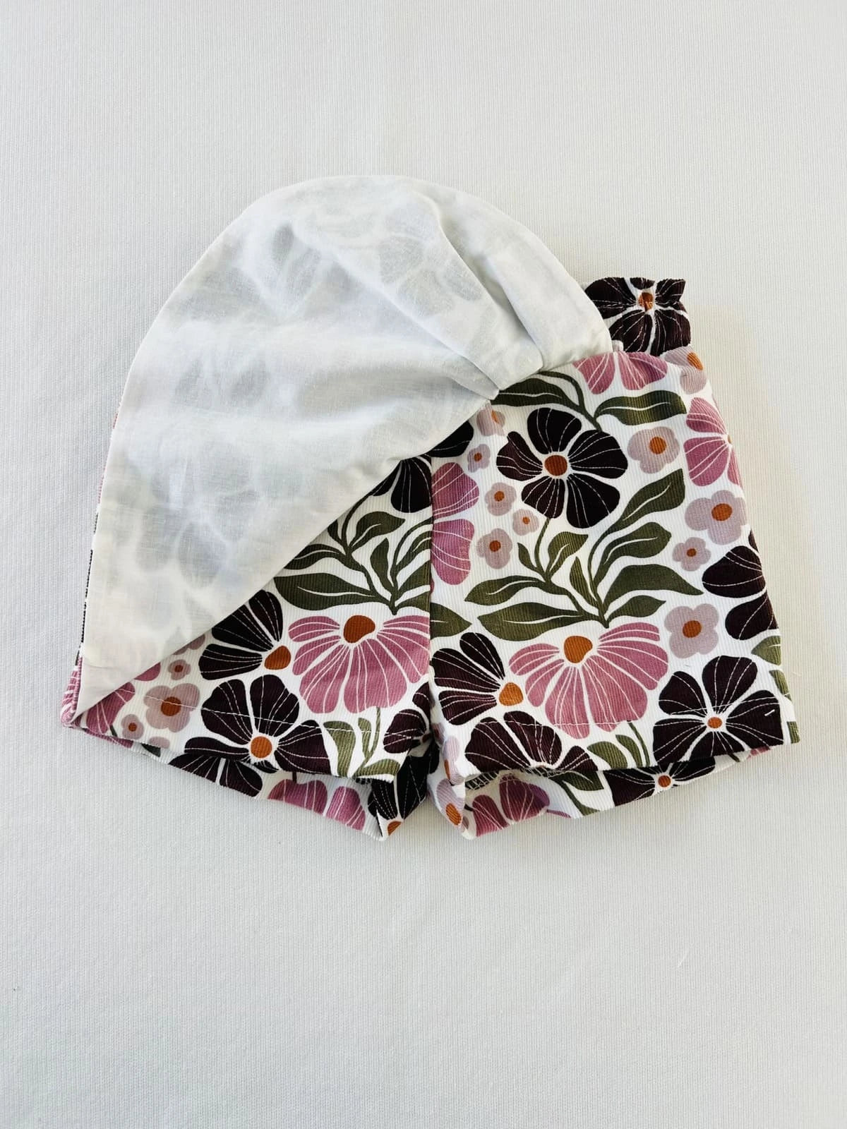 Détail du short intégré sous la jupe portefeuille bébé