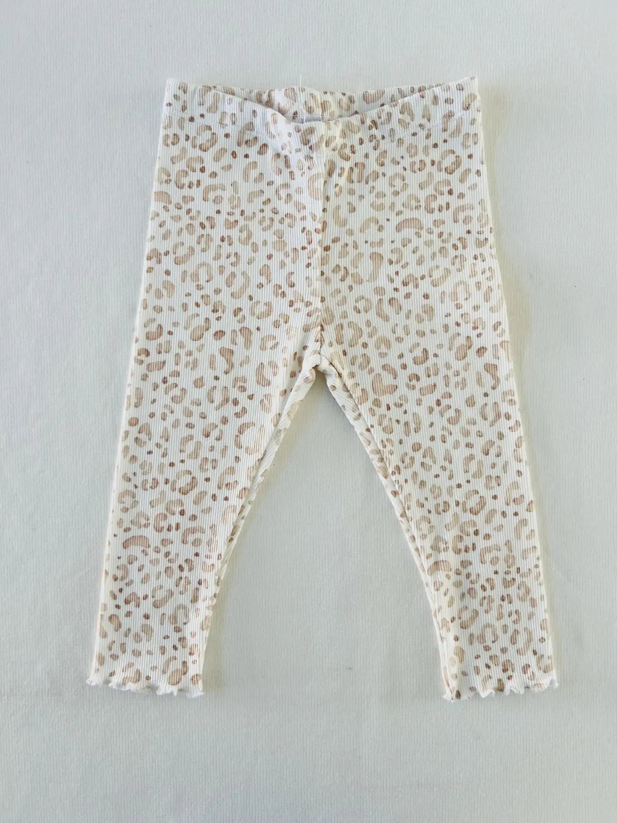 Legging bébé modèle Léonie imprimé léopard tendance.