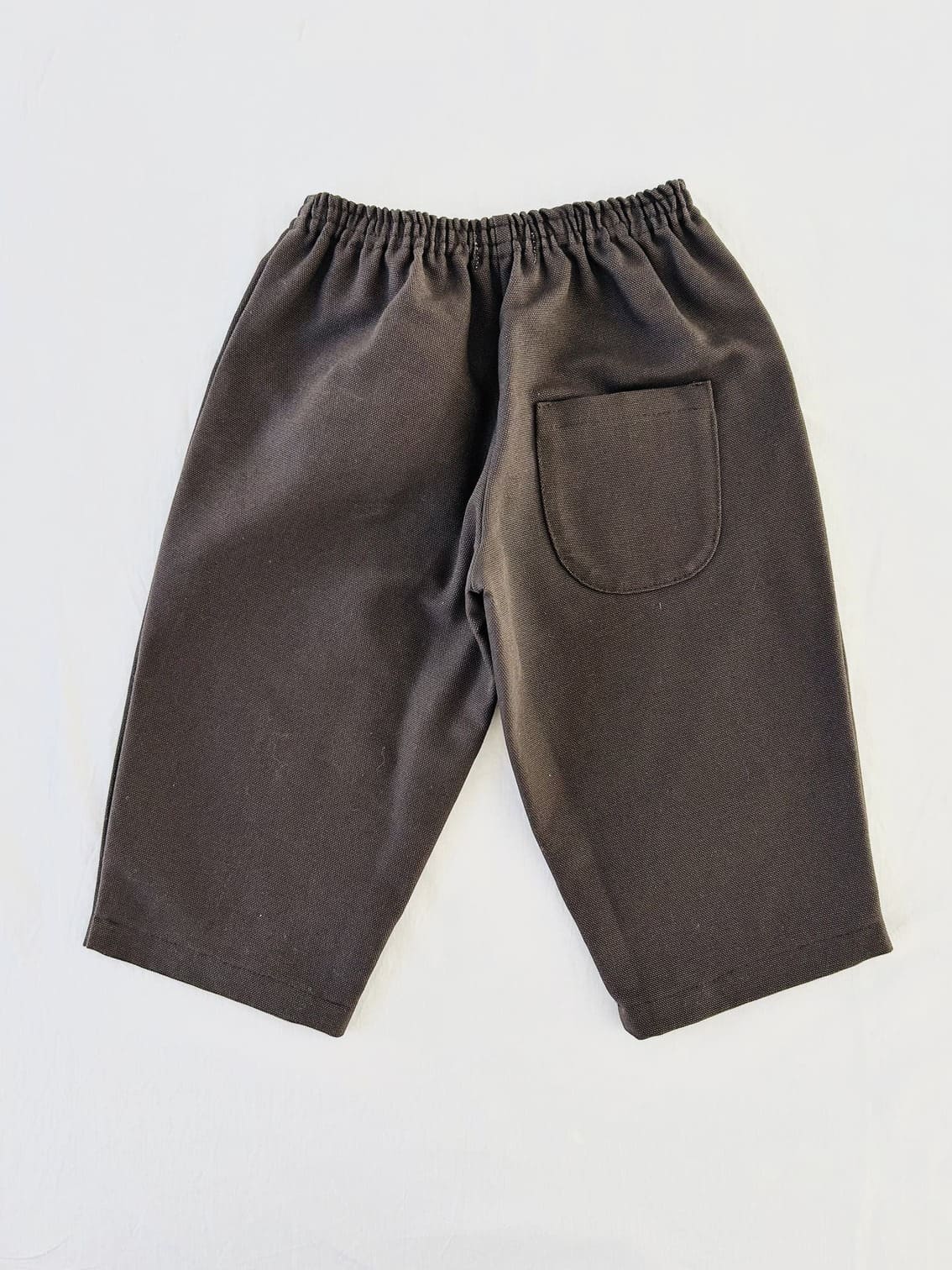 Pantalon large marron foncé en coton avec poche arrondie, vue de dos