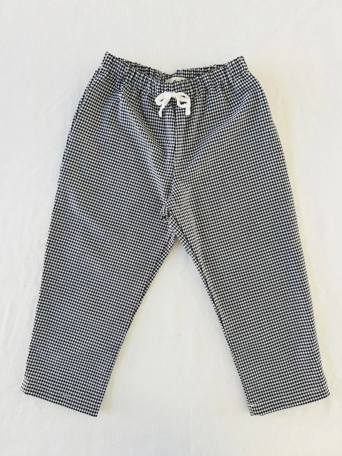 Pantalon bébé chic modèle Léon motif Vichy noir et blanc.