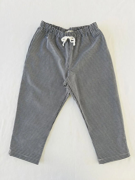 Pantalon bébé chic modèle Léon motif Vichy noir et blanc.