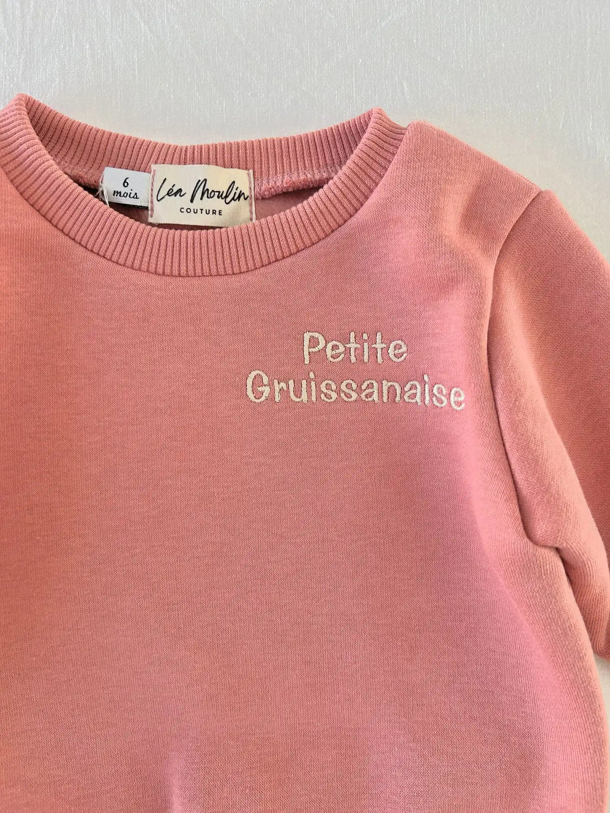 Sweat bébé fille vieux rose brodé Petite Gruissanaise, manches longues en coton - Léa Moulin Couture
