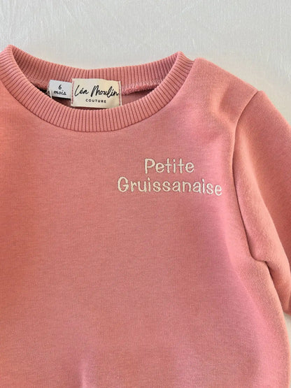 Sweat bébé fille vieux rose brodé Petite Gruissanaise, manches longues en coton - Léa Moulin Couture