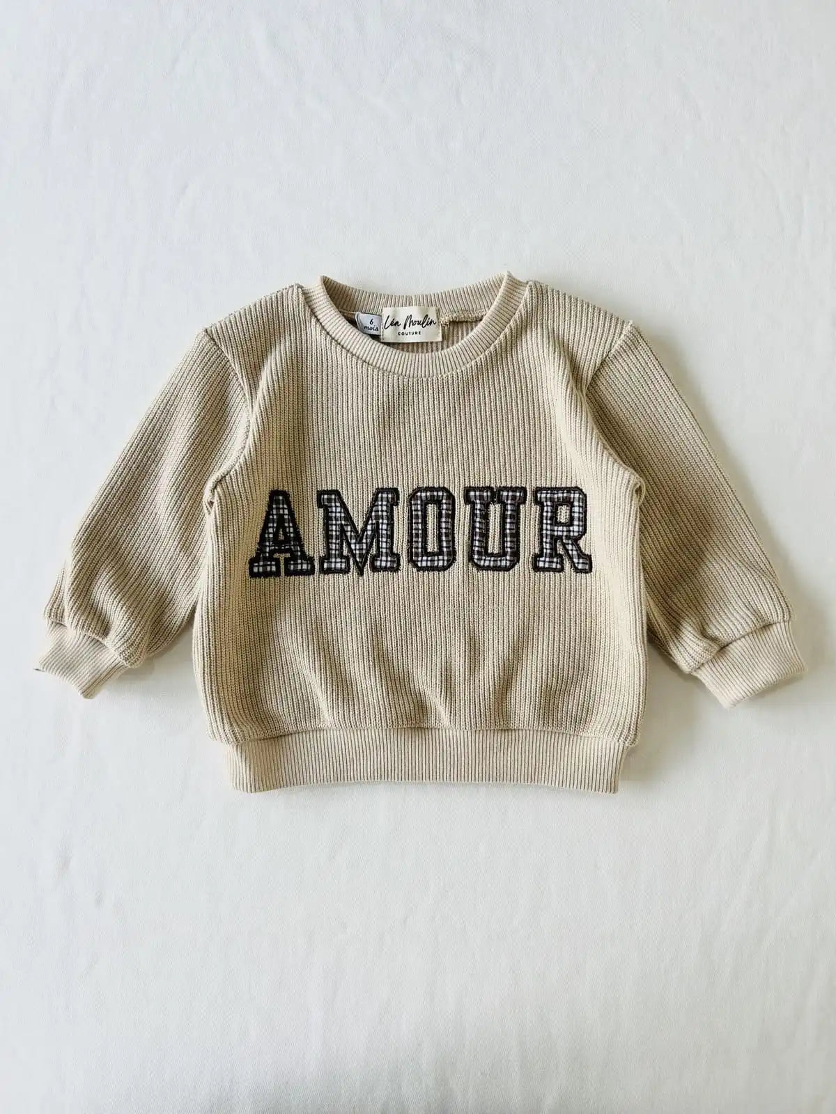 Pull bébé mixte en coton beige léger avec broderie Amour, modèle Edgar de la marque Léa Moulin.