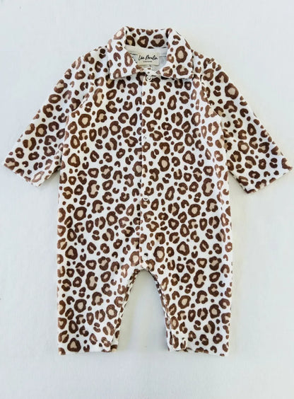 Combinaison bébé éponge modèle Charlie imprimé léopard.
