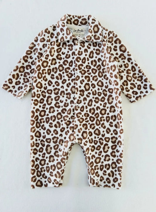 Combinaison bébé éponge modèle Charlie imprimé léopard.